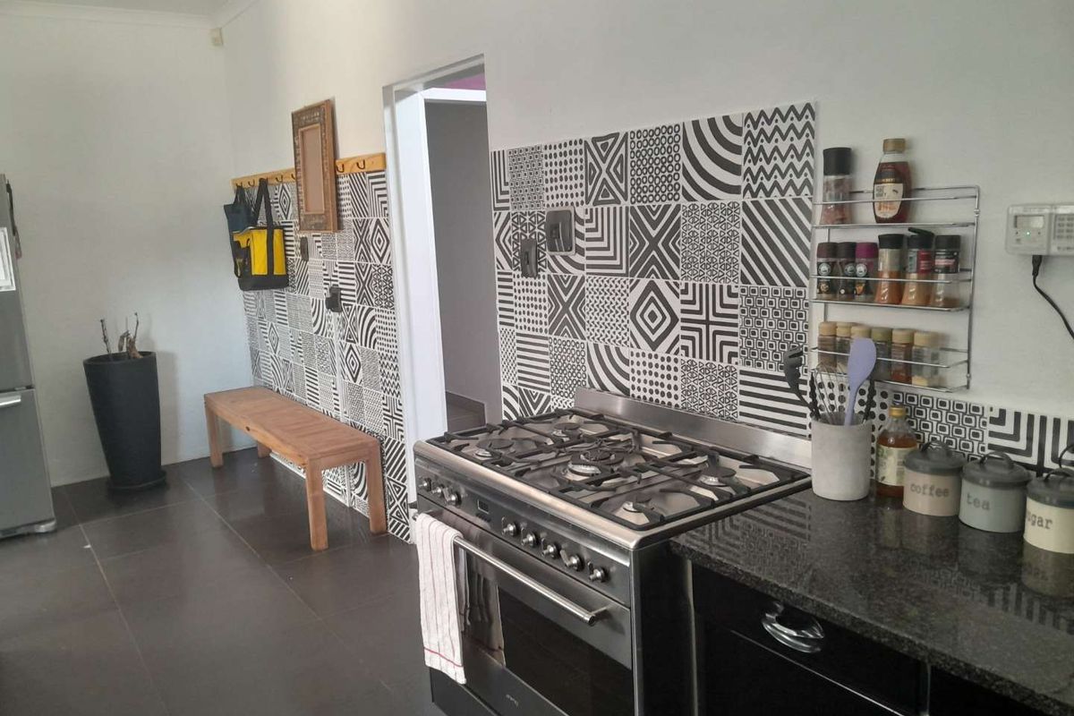 Modern well established 3 Bedroom family Home - Photo 3