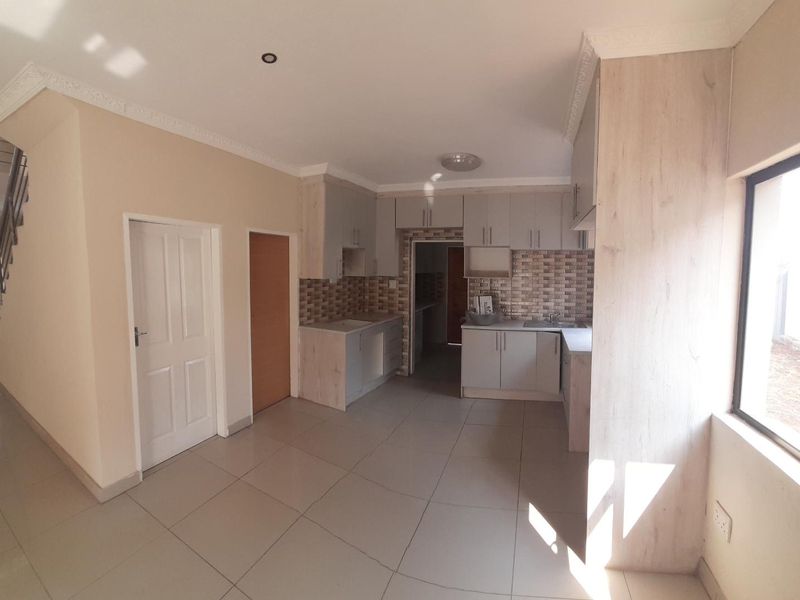 Pet-Friendly 4-Bed Oasis in Symphony Park - Photo 5