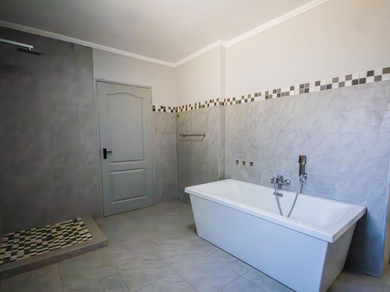 Looking for a HUGE family compound? - Photo 9