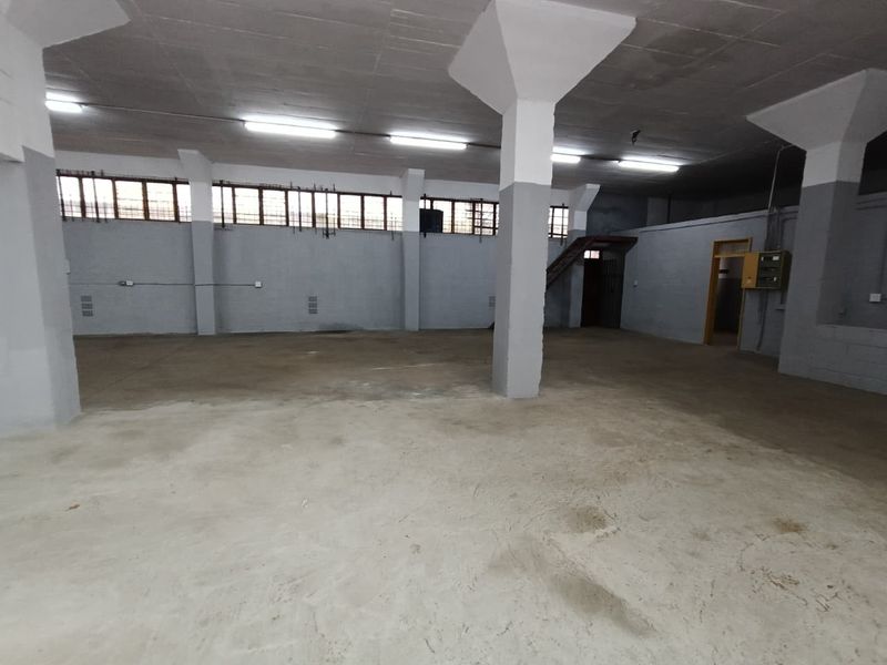 NEWLY REFURBISHED INDUSTRIAL UNIT WITH SMALL YARD TO LET – 399m2 - Photo 7