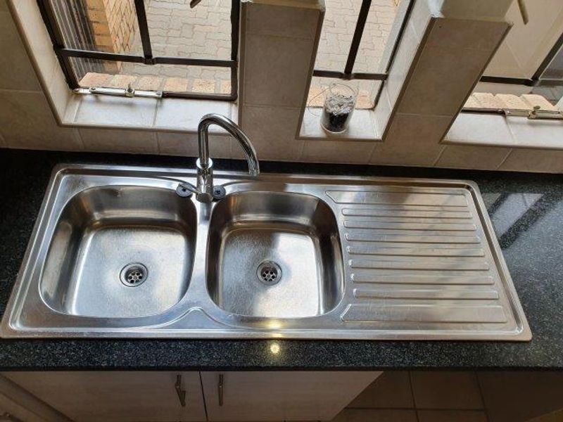 Charming 2-Bedroom Apartment in Secure North Riding Complex - Photo 7