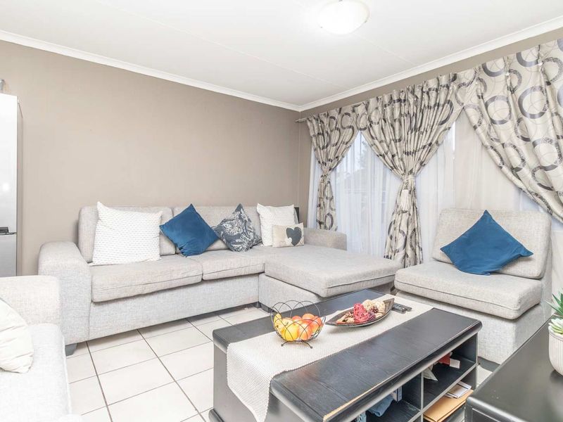 Lock-Up-and-Go 2-Bed Townhouse in Secure Sandalwood Lane — Pet Friendly & Fibre Ready - Photo 2