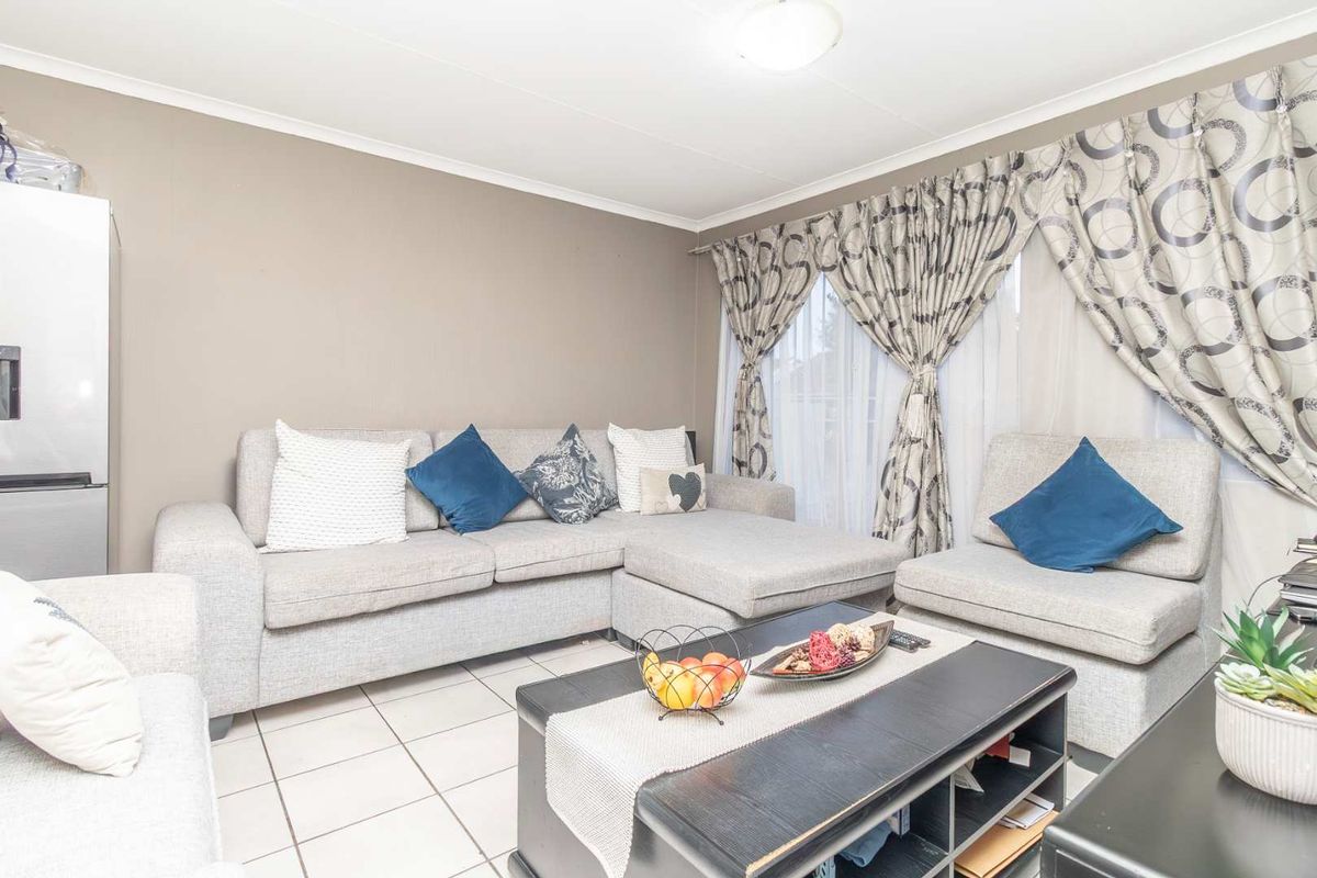 Lock-Up-and-Go 2-Bed Townhouse in Secure Sandalwood Lane — Pet Friendly & Fibre Ready - Photo 2