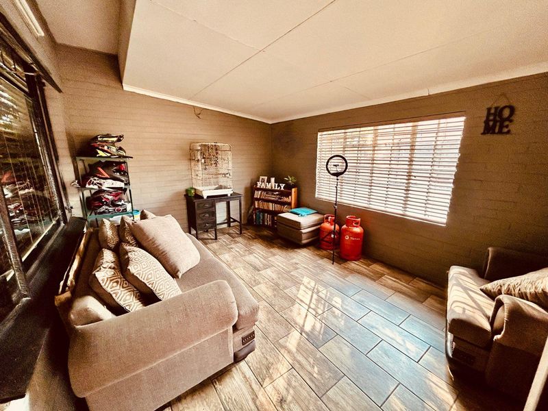 3 bedroom house with flatlet for sale in Vryheid - Photo 5