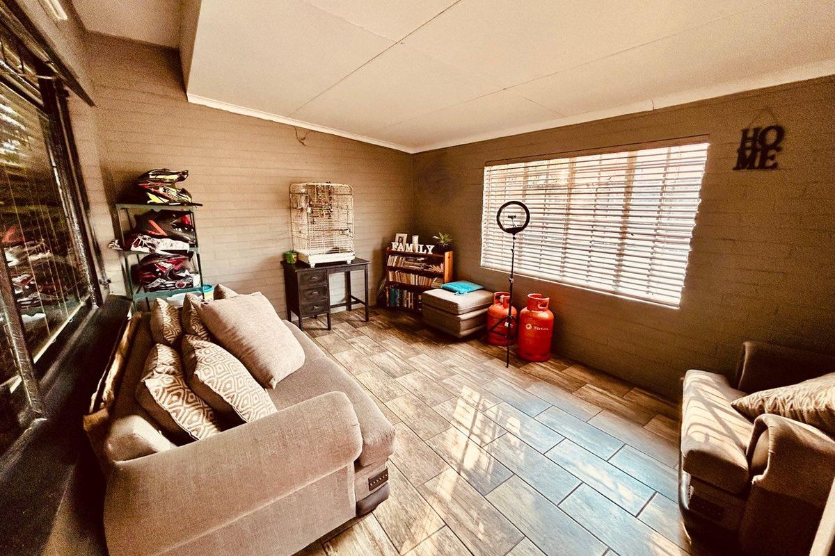 3 bedroom house with flatlet for sale in Vryheid - Photo 5