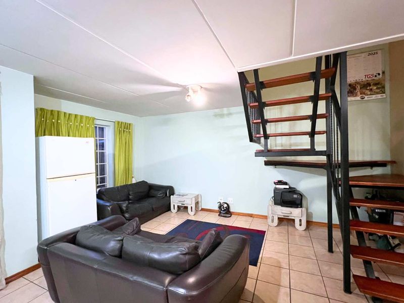 Three Bedroom townhouse in Annlin - Photo 6