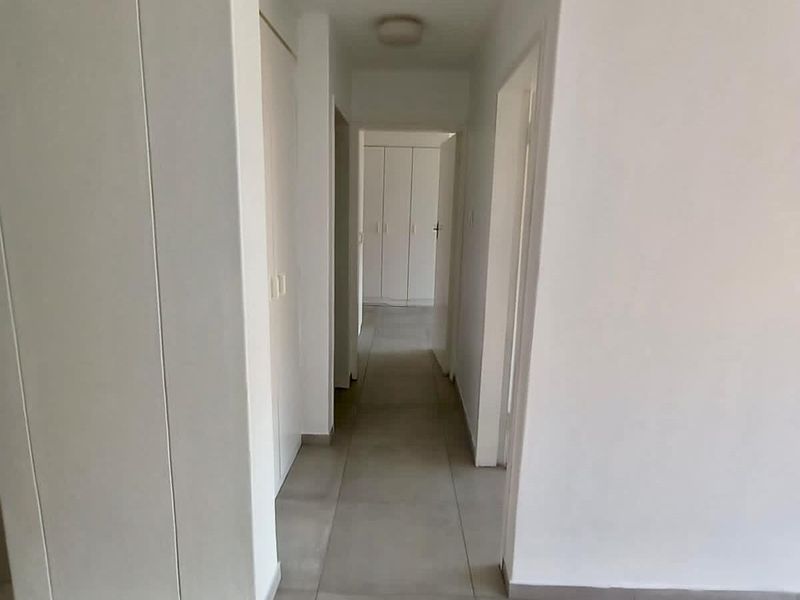 Centrally located modern apartment with designated parking - Photo 4