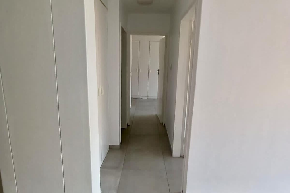 Centrally located modern apartment with designated parking - Photo 4