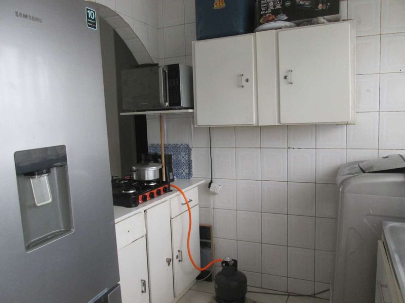 BEAUTIFUL  AND NEAT TWO BEDROOM [2] FLAT FOR SALE IN DASPOORT [PTA ] BARGAIN - Photo 6