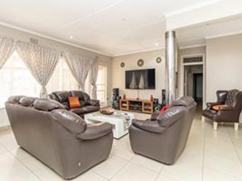 Spacious family home well located in Constantiakloof - Photo 2