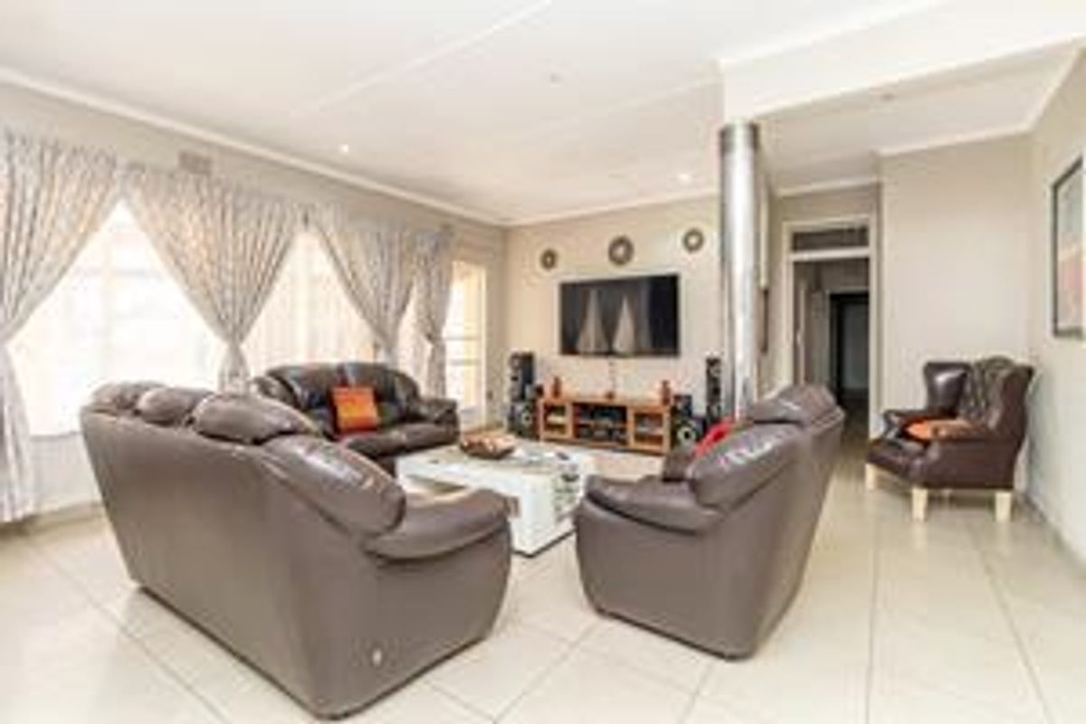 Spacious family home well located in Constantiakloof - Photo 2
