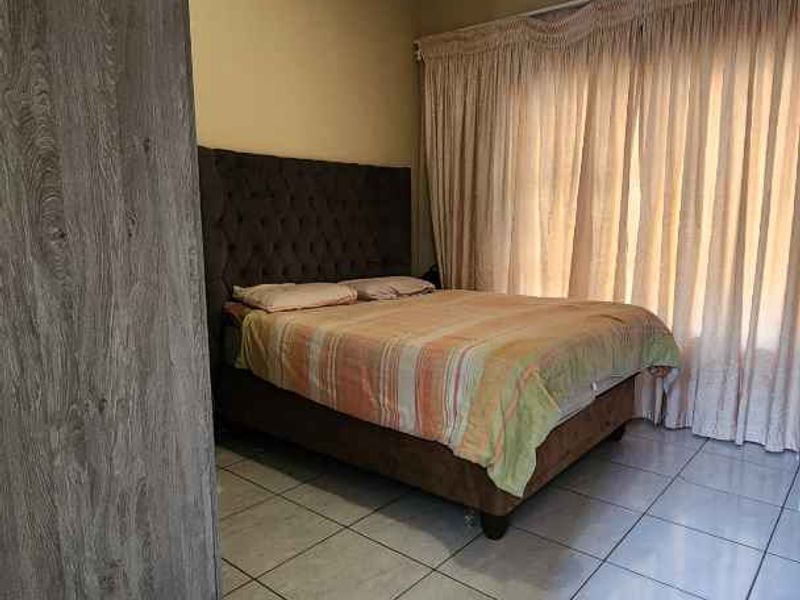 5 Bedroom Family Home For Sale in Ninapark - Photo 7