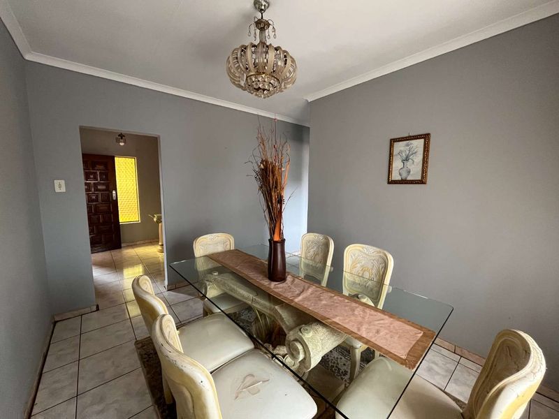 Spacious 3 Bedroom Family Home with Pool & Entertainment Area - Photo 6