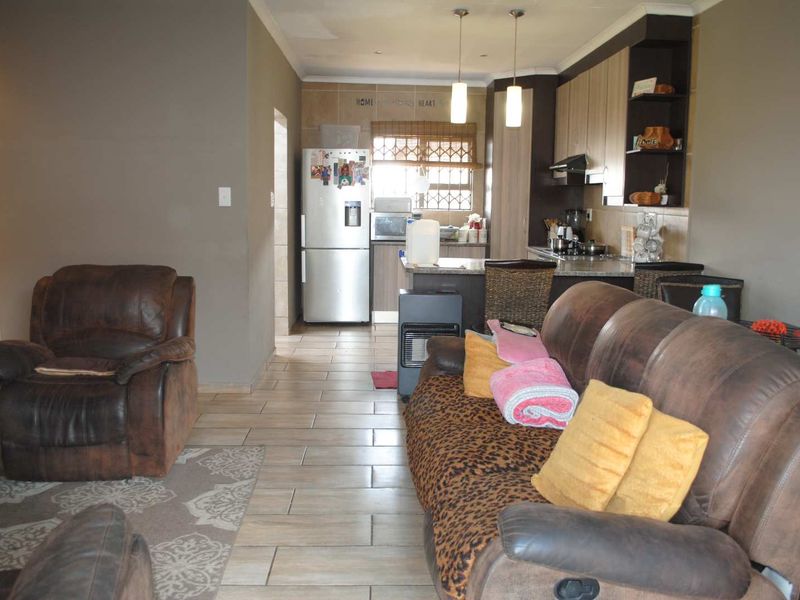 Secure Modern Contemporary Townhouse low levies. - Photo 7