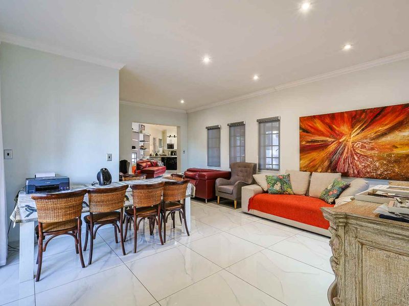 Modern living in the Heart of Waterkloof. - Photo 8