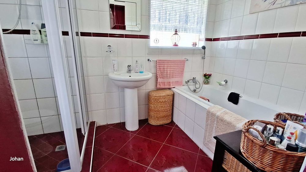 Master en-suite bathroom