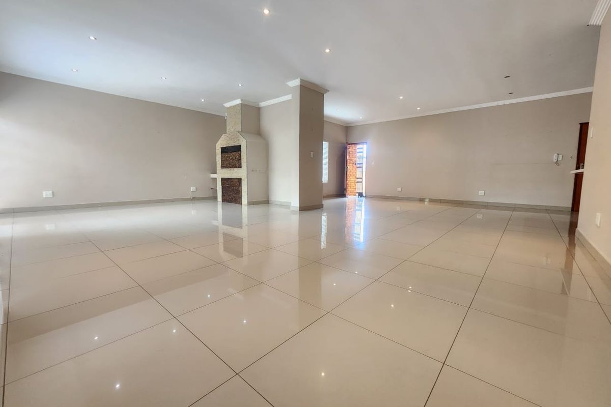 Exclusive Living in New Redruth: Impeccable Full-Title 4 Bedroom Cluster in a Prestigious 4-Unit Complex - Photo 2