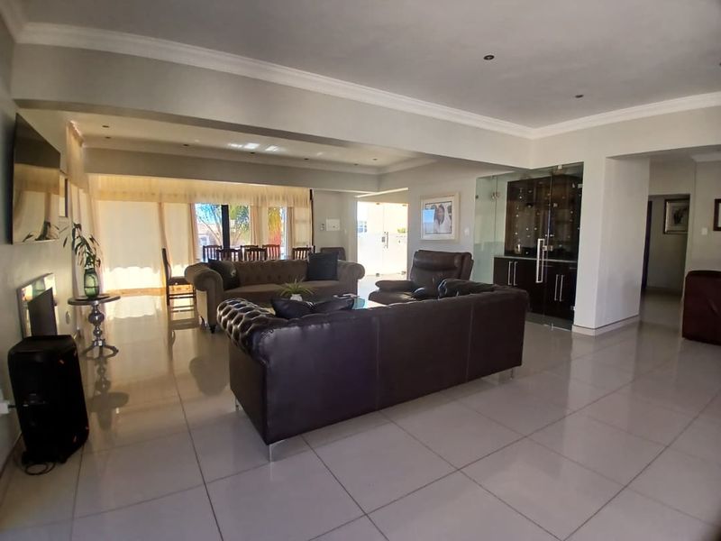 4-Bed Family Home - close to Private School - Photo 7