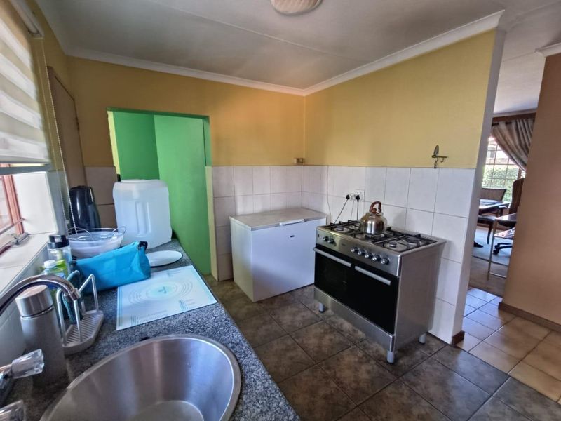 THIS BEAUTIFUL FAMILY HOUSE IS FOR SALE IN ZWARTKOP!!! - Photo 5