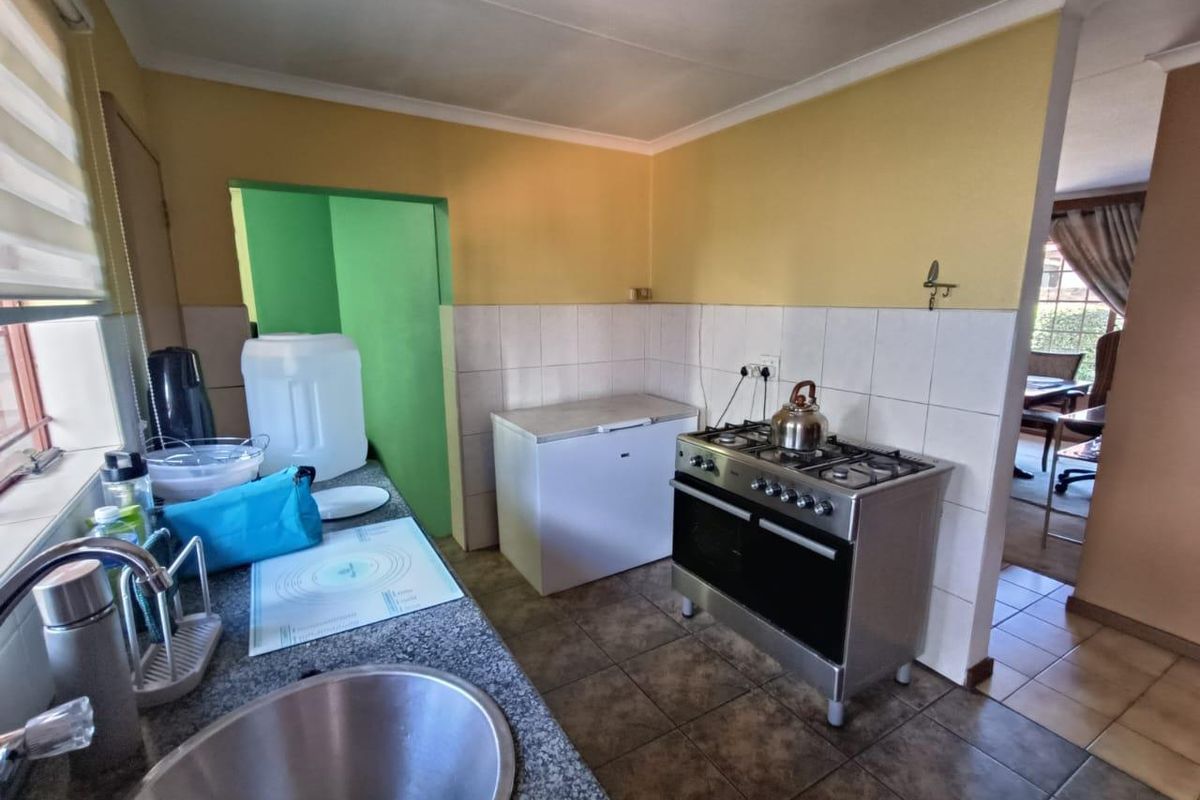 THIS BEAUTIFUL FAMILY HOUSE IS FOR SALE IN ZWARTKOP!!! - Photo 5