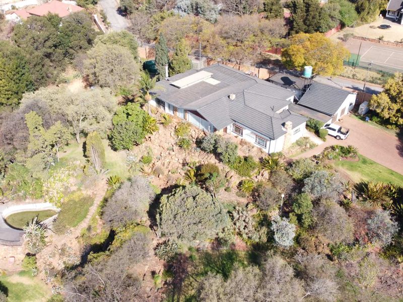 4-Bedroom Home on a 5 949m2 Stand in Constantia Kloof - Photo 3