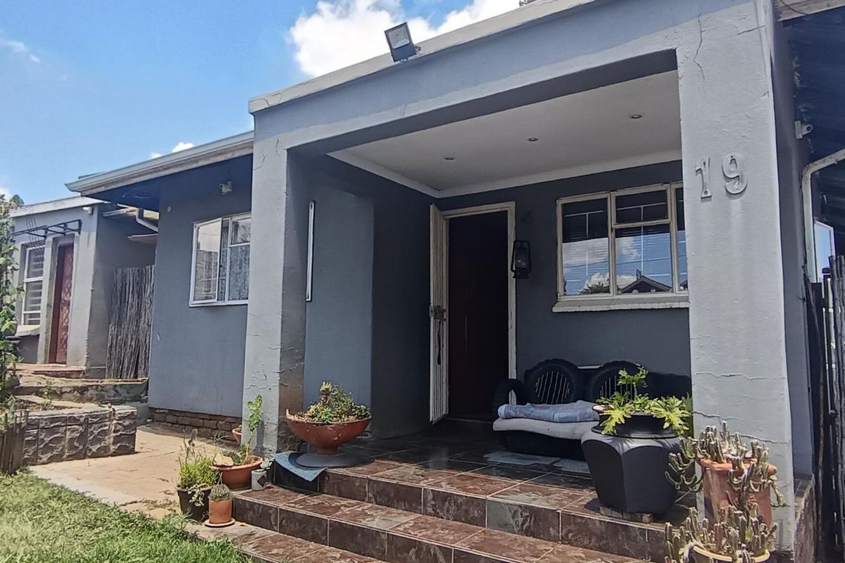 3 Bedroom house with 2 1 bedroom Fllats for Sale - Photo 2