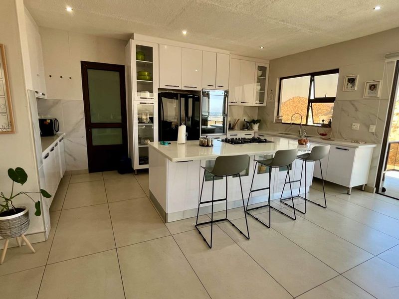 Modern Family Home in with Panoramic Views of Windhoek and mountains - Photo 9