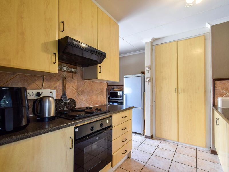 Three bedroom simplex in security complex - Moreleta Park - Photo 9