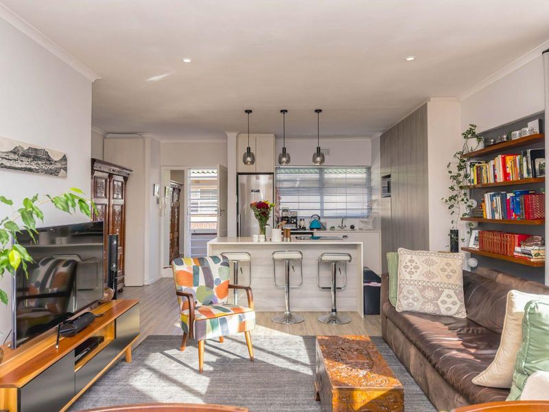 Sunny Top-Floor Corner Apartment with Lock-Up Garage - Photo 4