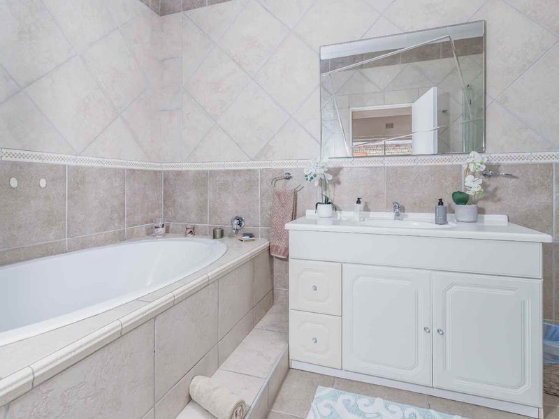 Upmarket Self Catering Tourist Venture for Sale - Photo 6