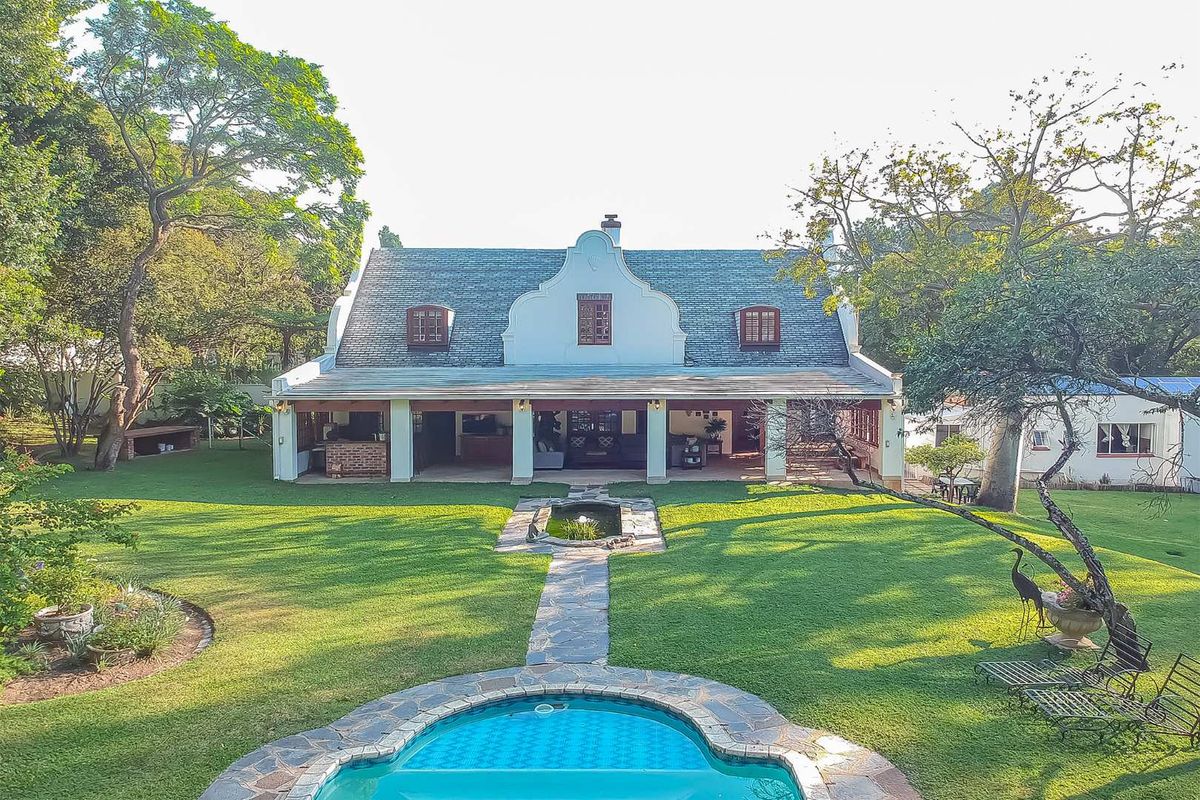 Magnificent Family Home with Cottage on Established Acre in Bryanston East - Photo 2