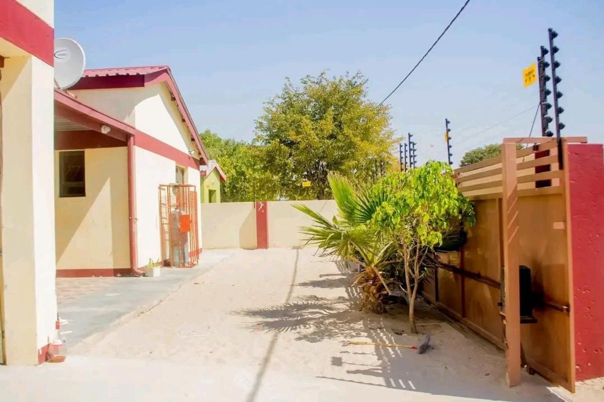 FOR SALE: Spacious 5-Bedroom Home in Shinime, Ondangwa Extension 2 — Now Selling Far Below Valuation!N$1 200 000.00 cost exclusive Call Penda on 081 2979971 - Photo 5