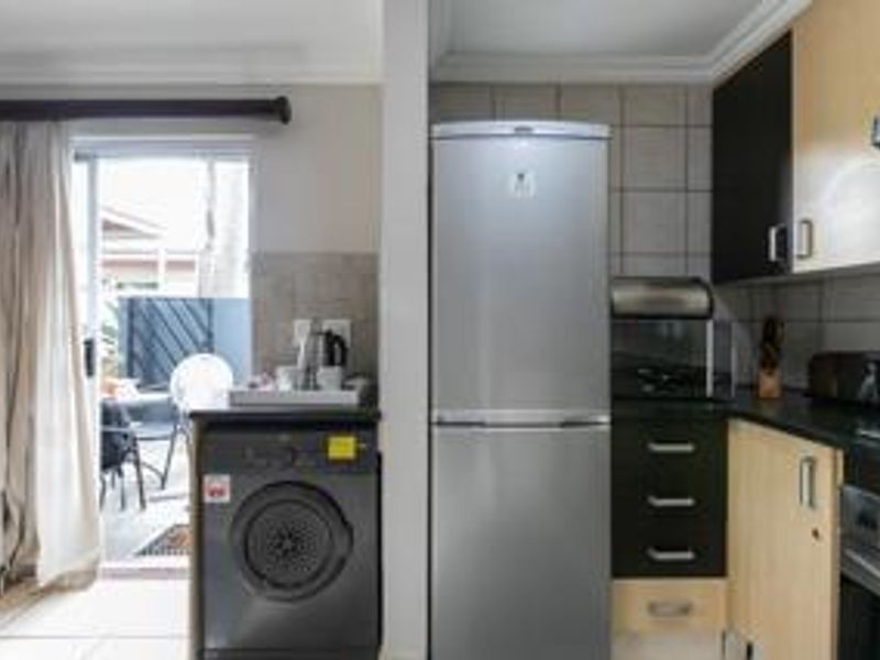 FURNISHED 1 BEDROOM GROUND FLOOR - Photo 6