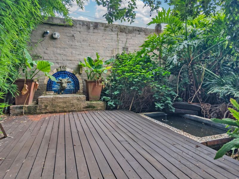 Beautifully Landscaped Garden with Covered Patio Retreat - Photo 5