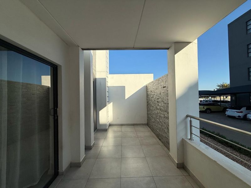 Luxury 3 bedroom 2.5 bath Duplex Apartment | Prime Location | Excellent Investment Opportunity - Photo 8