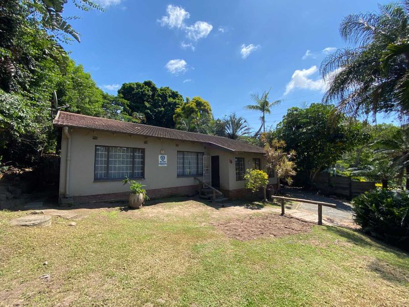 Convenience at Your Doorstep: Centrally Located 3BR House with Pool - Photo 2