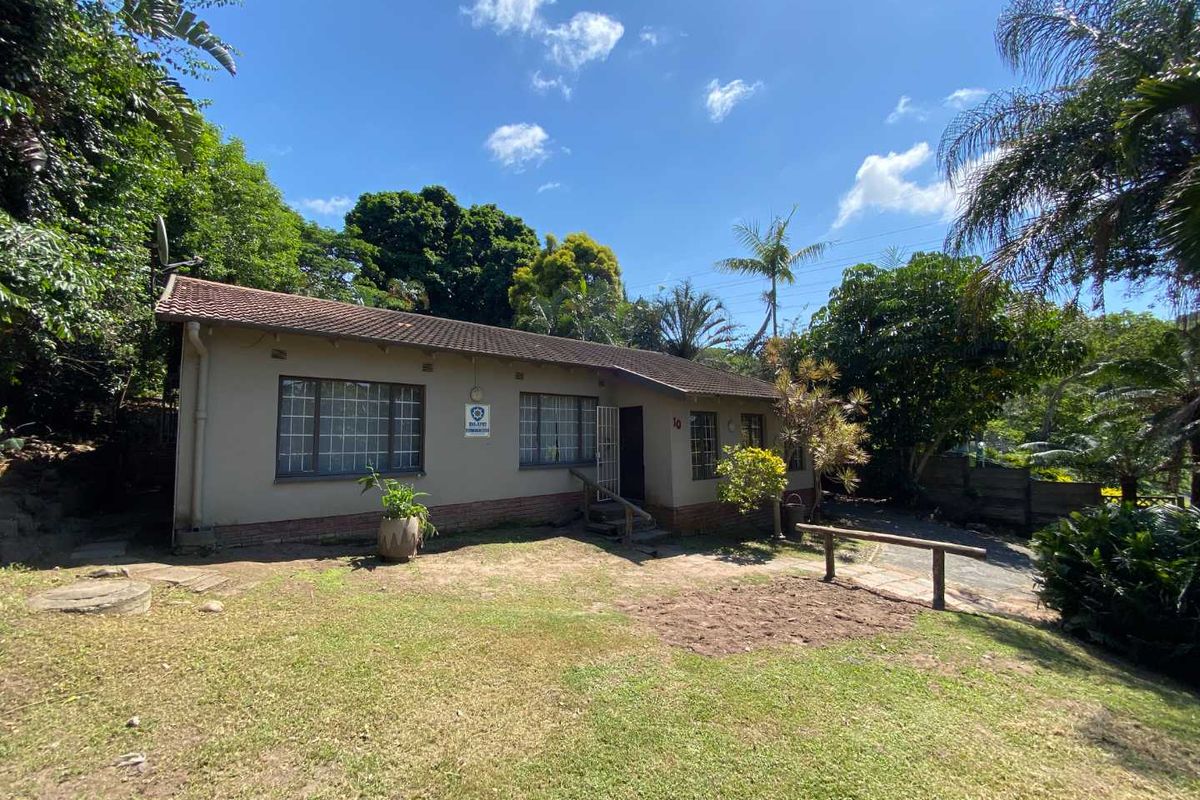 Convenience at Your Doorstep: Centrally Located 3BR House with Pool - Photo 2