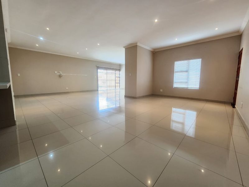 Exclusive Living in New Redruth: Impeccable Full-Title 4 Bedroom Cluster in a Prestigious 4-Unit Complex - Photo 3