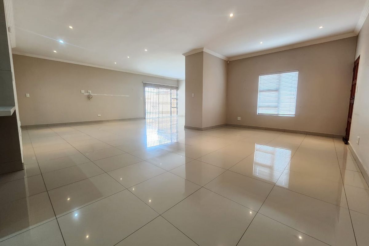 Exclusive Living in New Redruth: Impeccable Full-Title 4 Bedroom Cluster in a Prestigious 4-Unit Complex - Photo 3