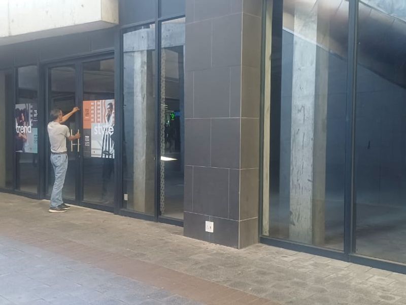 High-Foot-Traffic Retail Space - Photo 6