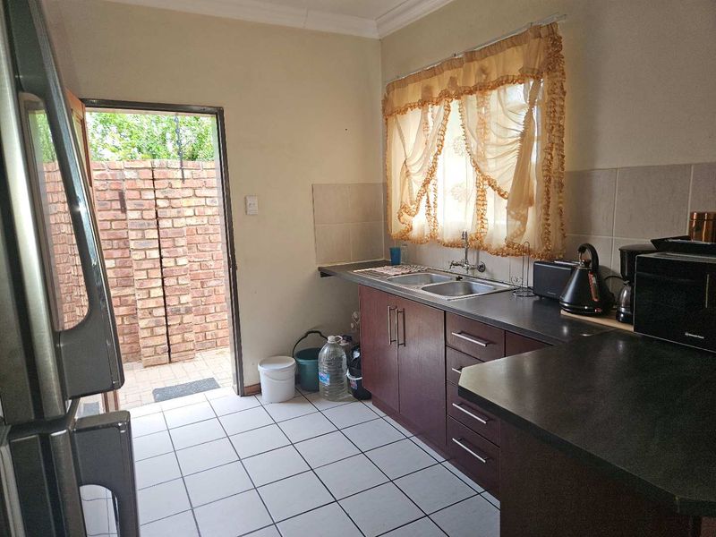 Modern lock-up and go townhouse - Photo 6