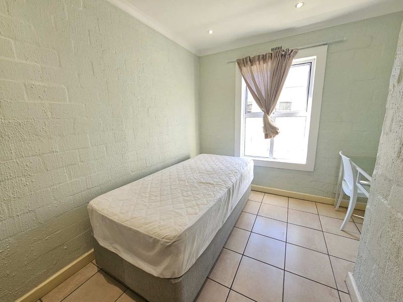 Beautifully renovated and furnished 2 Bed 1 Bath Apartment with open plan living area with kitchenett - Photo 5