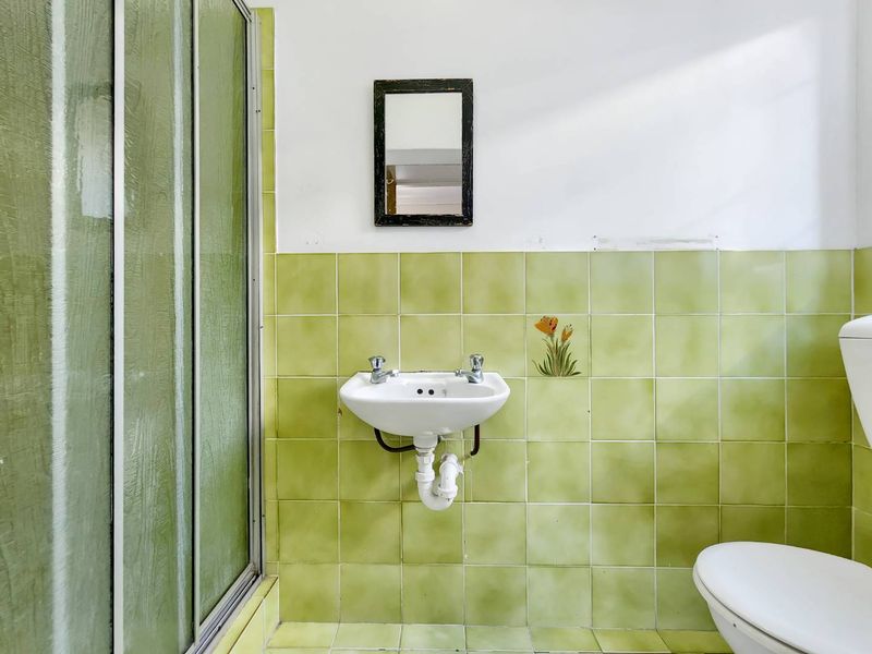 Spacious Family Home with Potential in Rondebosch East - Photo 10