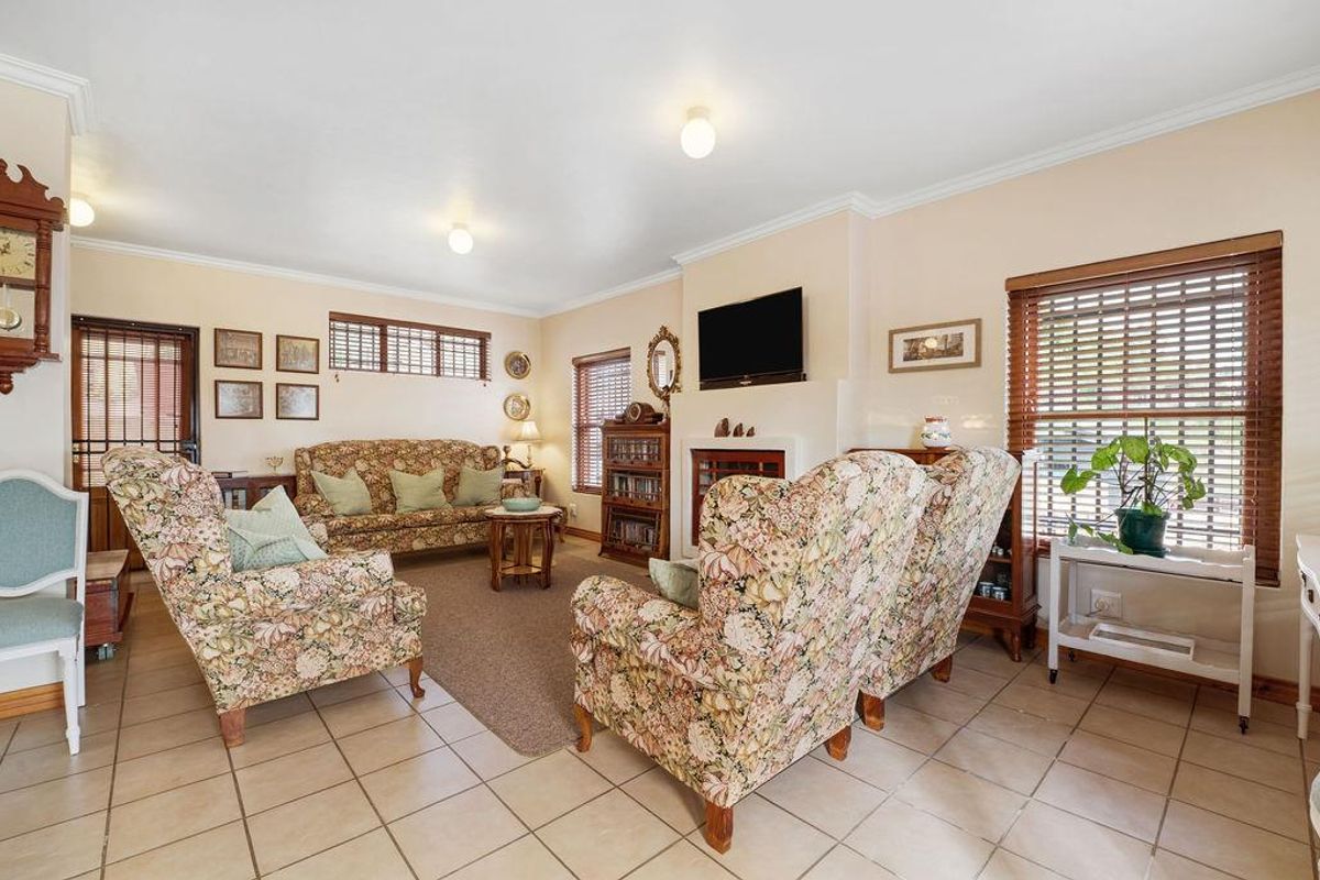 Spacious three bedroom home - Photo 3