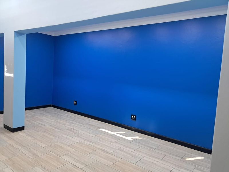 Prime Office Space in a High-Exposure Business Location - Photo 8