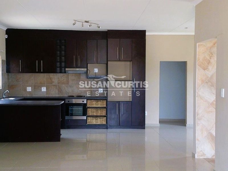 Modern one level family home - Photo 4