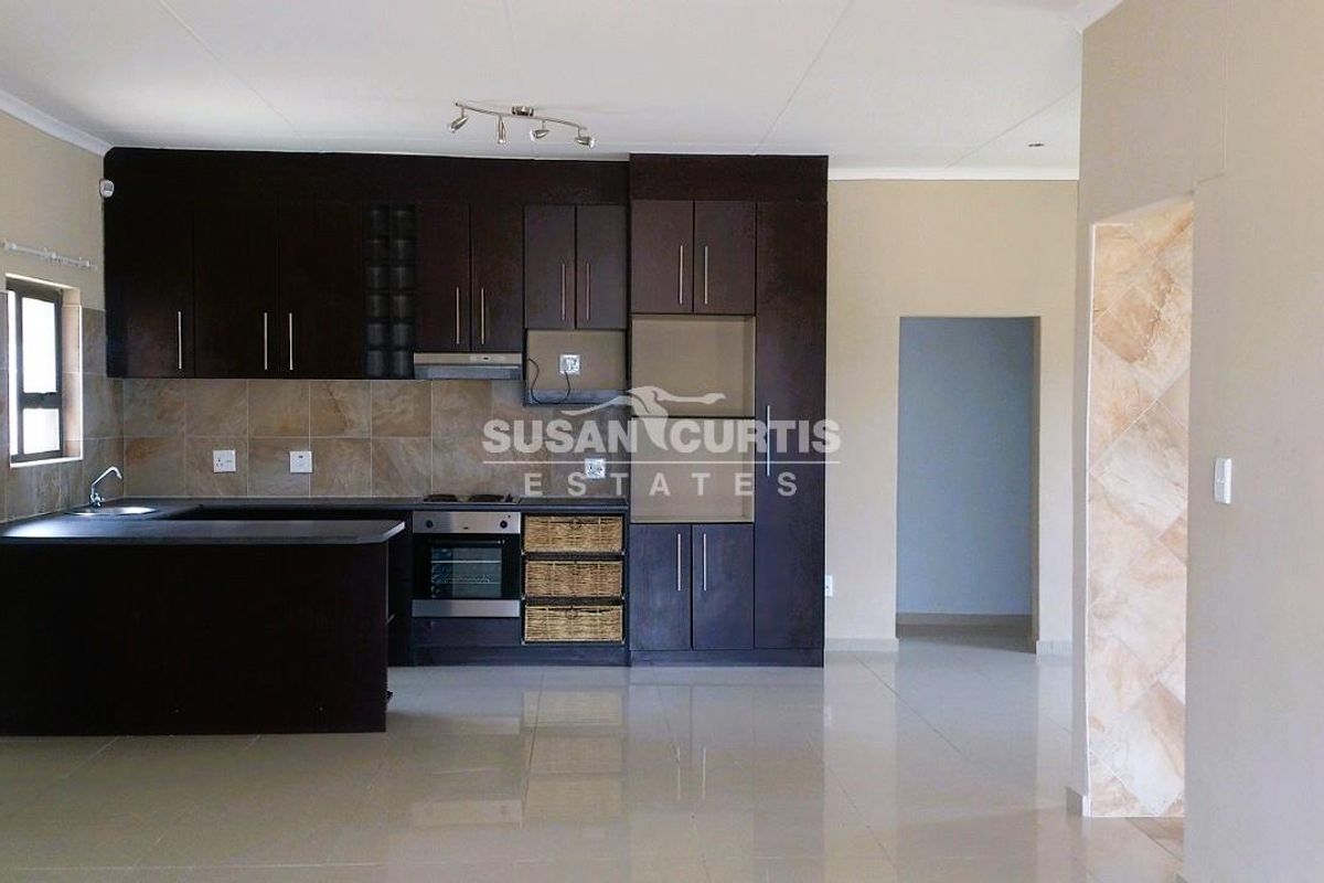 Modern one level family home - Photo 4