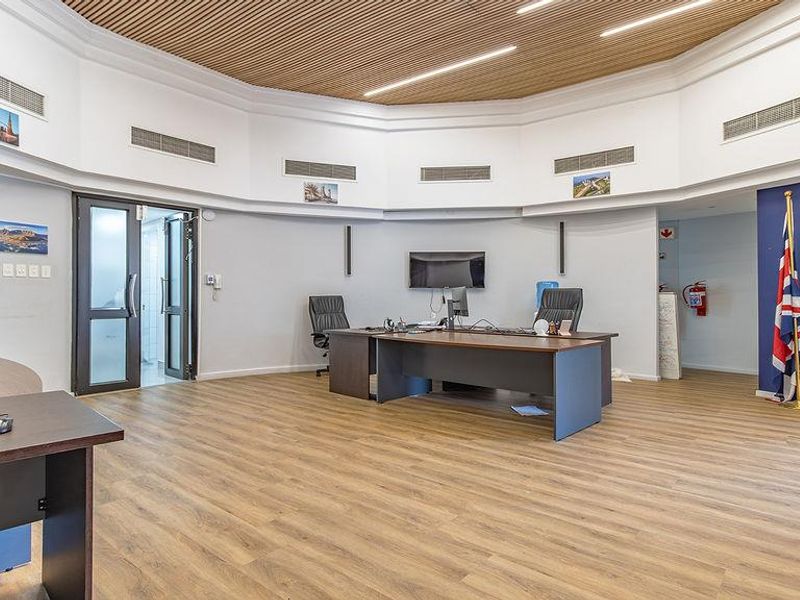 Elevate Your Brand with a Sleek Penthouse Office in Century City’s Premier Business Hub - Photo 6