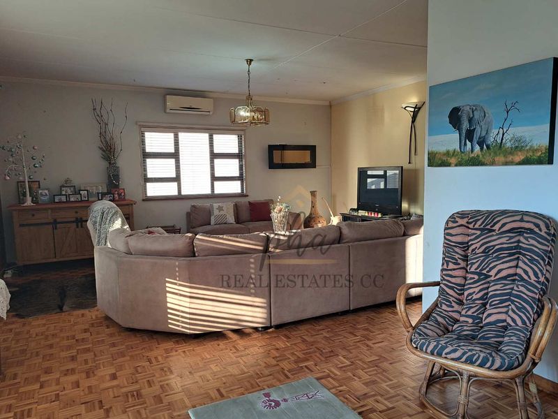 3 bedr Family home with beautiful garden for sale in Walvis Bay selling for N$2 430 000.00 - Photo 4