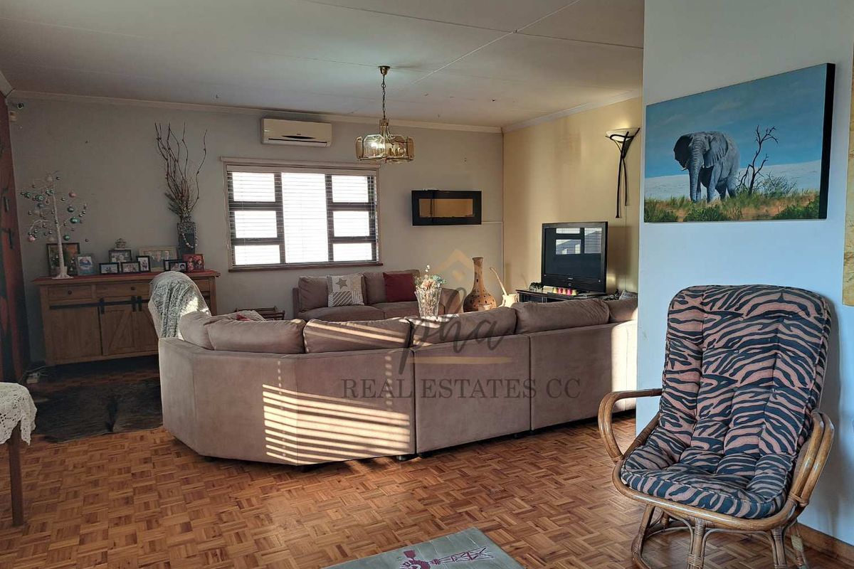 3 bedr Family home with beautiful garden for sale in Walvis Bay selling for N$2 430 000.00 - Photo 4